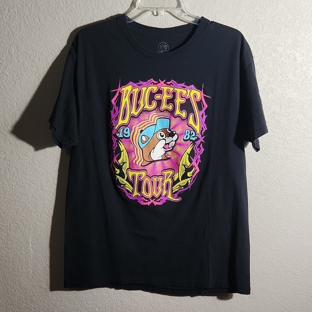 Buc-ees Tour Shirt Mens Size L T-shirt Short Sleeved Top Black Pink